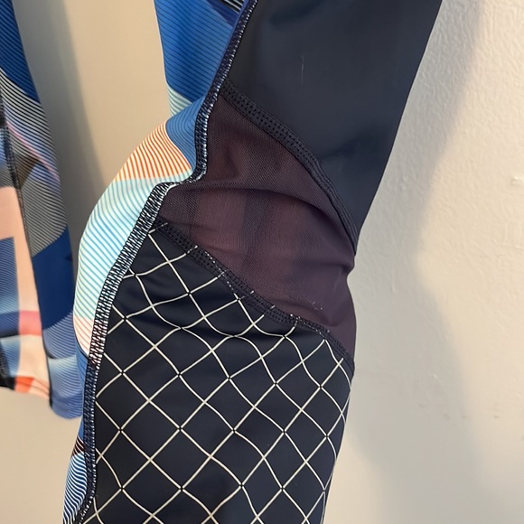 Athleta Geo Sonar train run Capri Leggings with mesh blue geometric print Size S - Picture 4 of 12